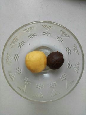 静置好的面团分成30克一个的小面团，豆沙馅分成20克一个的小剂子