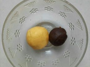 静置好的面团分成30克一个的小面团，豆沙馅分成20克一个的小剂子