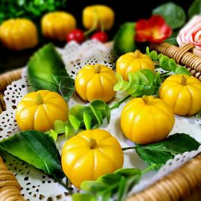 蒸好的南瓜用葡萄干装饰一下即可，一个小巧可爱的南瓜就做好了，挺可爱吧，亲可以一试哦