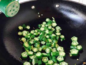 锅里放适量的油，油温3成热时放入葱花爆香，随后下焯好水的秋葵，翻炒几下，加少许盐、少许白胡椒粉、少许鸡粉，翻炒均匀。