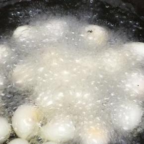 锅里多加一些油，等油温七成热时，下入鹌鹑蛋