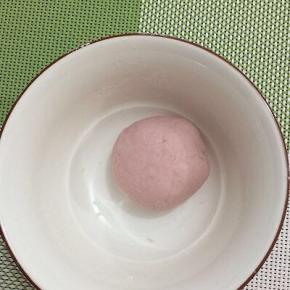 和成面团也同样盖上保鲜膜饧十分钟