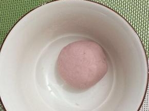 和成面团也同样盖上保鲜膜饧十分钟