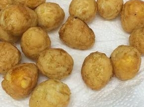 捞出放在铺有厨房纸巾上吸一下多余的油脂