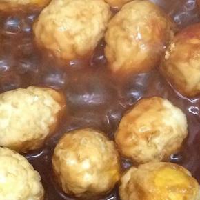 在将鹌鹑蛋倒入均为的裹上番茄汁，在往锅里倒入半小碗水，大火烧开，等到剩下少许的汁时，关火出锅