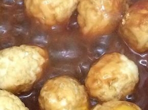 在将鹌鹑蛋倒入均为的裹上番茄汁，在往锅里倒入半小碗水，大火烧开，等到剩下少许的汁时，关火出锅