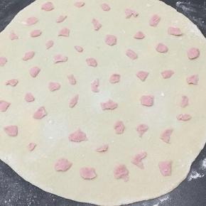 将B面团随意揪一小块放在的A的面片上