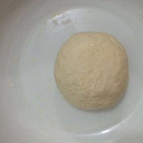 和成面团，盖上保鲜膜饧十分钟