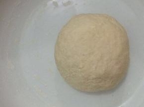 和成面团，盖上保鲜膜饧十分钟