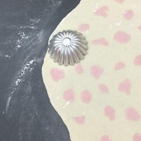 拿个小圆形模具按在面片上取下来