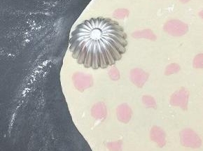 拿个小圆形模具按在面片上取下来