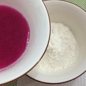 将面粉中加入水