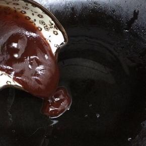 然后将番茄酱倒入炒均匀