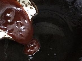 然后将番茄酱倒入炒均匀