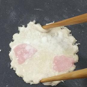 取下来后，用筷子从圆的外面轻轻的捏一下即可