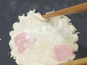 取下来后，用筷子从圆的外面轻轻的捏一下即可