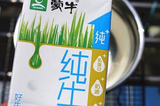 将牛奶和淡奶油倒入料理盆中，混合均匀