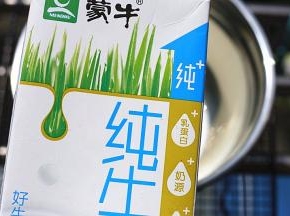 将牛奶和淡奶油倒入料理盆中，混合均匀