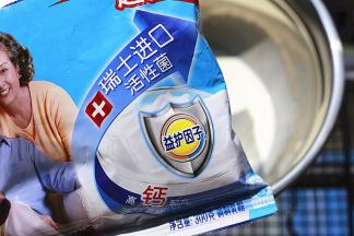 加入奶粉，彻底拌匀至无颗粒状态