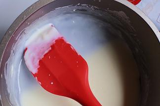 加热至液体变稠，粘稠度与炼乳类似