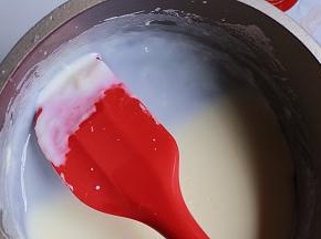 加热至液体变稠，粘稠度与炼乳类似
