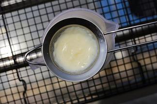 完成后，过筛一次，可以去掉一些疙瘩颗粒，之后自然冷却至室温，热着进冰箱，不环保