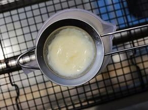 完成后，过筛一次，可以去掉一些疙瘩颗粒，之后自然冷却至室温，热着进冰箱，不环保