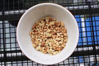 将花生烤熟，去皮，压成花生碎，颗粒可以大一些，这样比较有口感，一旁备用