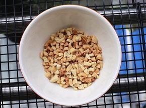 将花生烤熟，去皮，压成花生碎，颗粒可以大一些，这样比较有口感，一旁备用