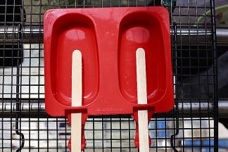 模具中放入冰棍