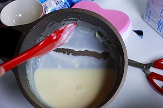 能挂壁，能划出痕迹，即可离火，离火后需再搅拌一下，因为锅底很热，可能会不均匀