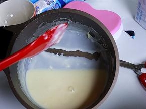 能挂壁，能划出痕迹，即可离火，离火后需再搅拌一下，因为锅底很热，可能会不均匀