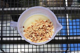 一切准备好后，将花生碎倒入冷却的雪糕液中，切不可提前，早放会变软，极其影响口感