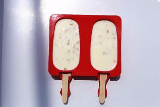 迅速倒入模具中，入冰箱冷冻，3-6小时后，冻硬即可食用