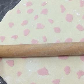 用擀面杖轻轻的将B的小面块擀一下