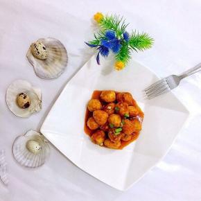 将鹌鹑蛋装入盘中，上面浇上剩下的番茄汁和少许小葱即可