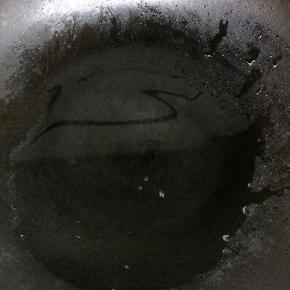 锅里留有少许底油