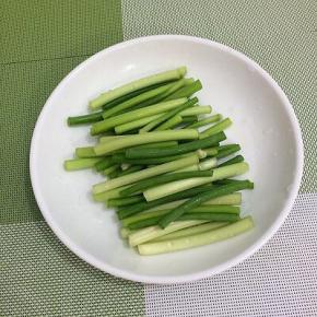 蒜苔洗净，切成段