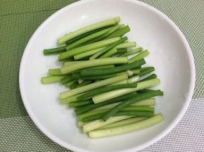 蒜苔洗净，切成段
