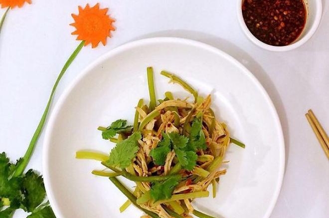 凉拌鸡肉蒜苔丝