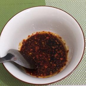 调料汁：碗中放入辣椒油、生抽和香油拌匀