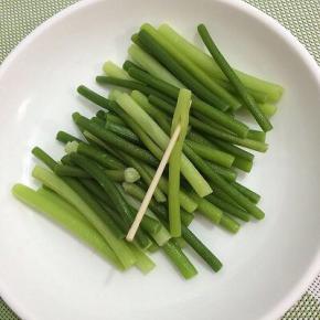 拿个牙签从中分成两半