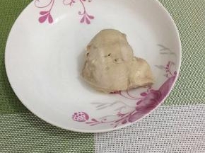 捞出用凉开水冲一下上面的血末