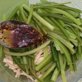 将调好的料汁倒入碗中