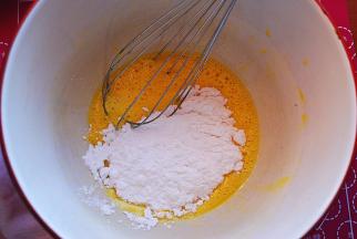 倒入细砂糖和盐，用蛋抽搅打至砂糖完全溶解