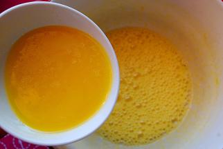 将黄油放微波炉中加热成液体状态，倒料理盆中充分搅匀