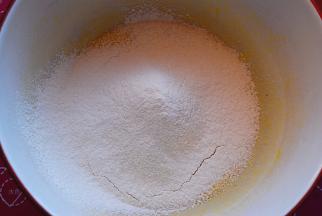 筛入低粉，拌匀