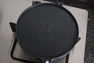 蛋卷模提前预热好，手放在正上方10CM处，能有热乎乎的感觉即可