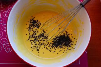 撒入适量黑芝麻，彻底拌合成均匀的面糊