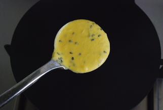 挖一小勺面糊到蛋卷模中间